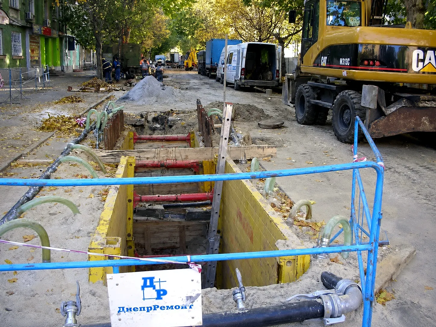 Шпунтована траншея на міській вулиці зі знаком ДніпроРемонт